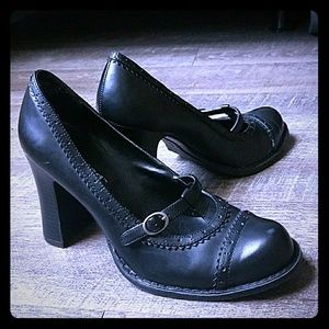 Oxford style high-heel shoes.